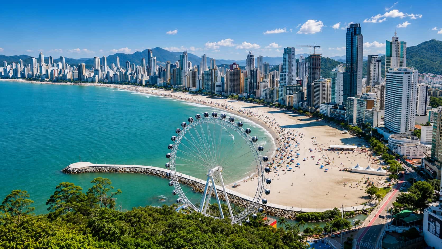 Skyline de Balneário Camboriú com prédios verticais à beira-mar