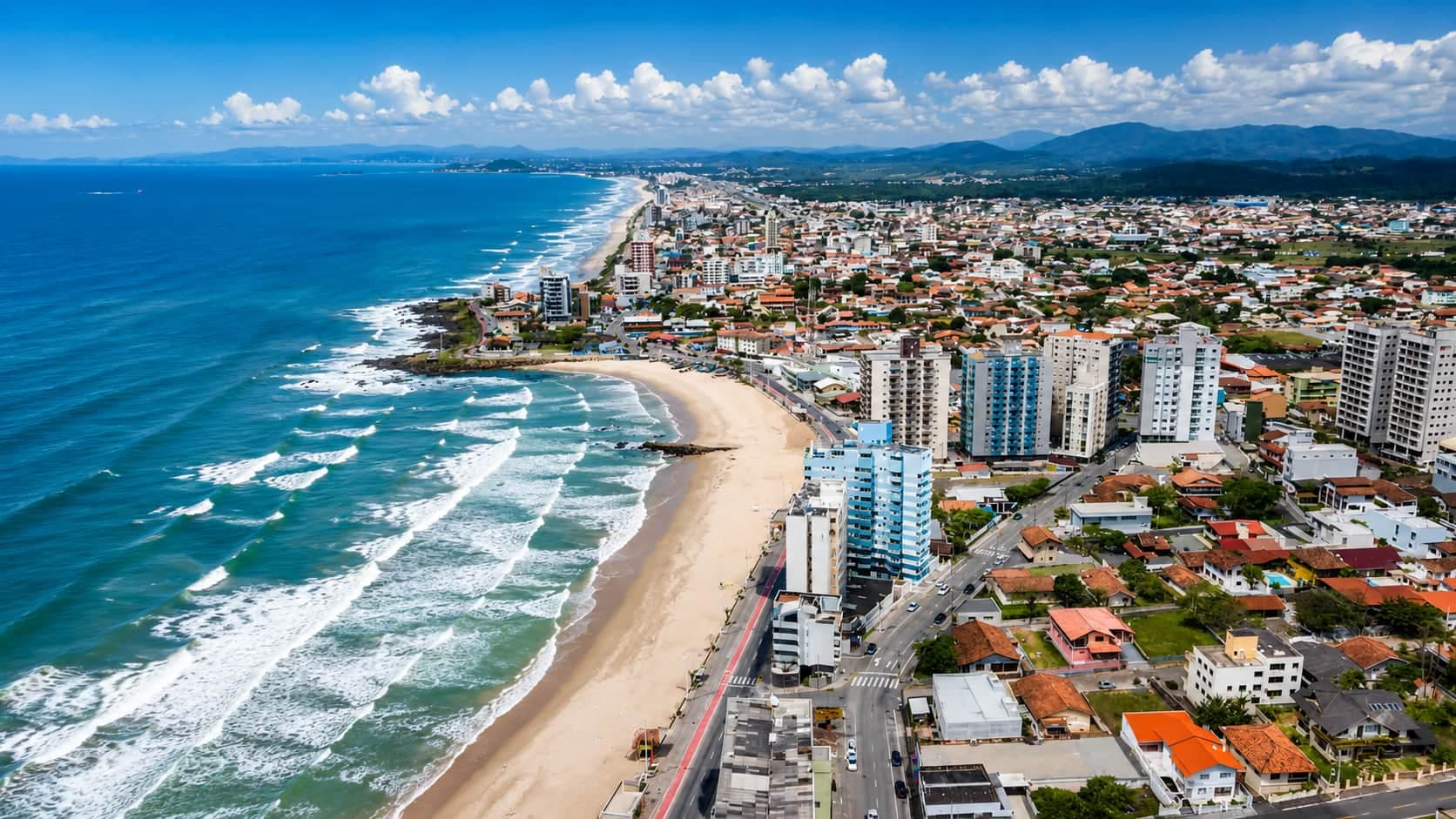 Praia e centro de Barra Velha