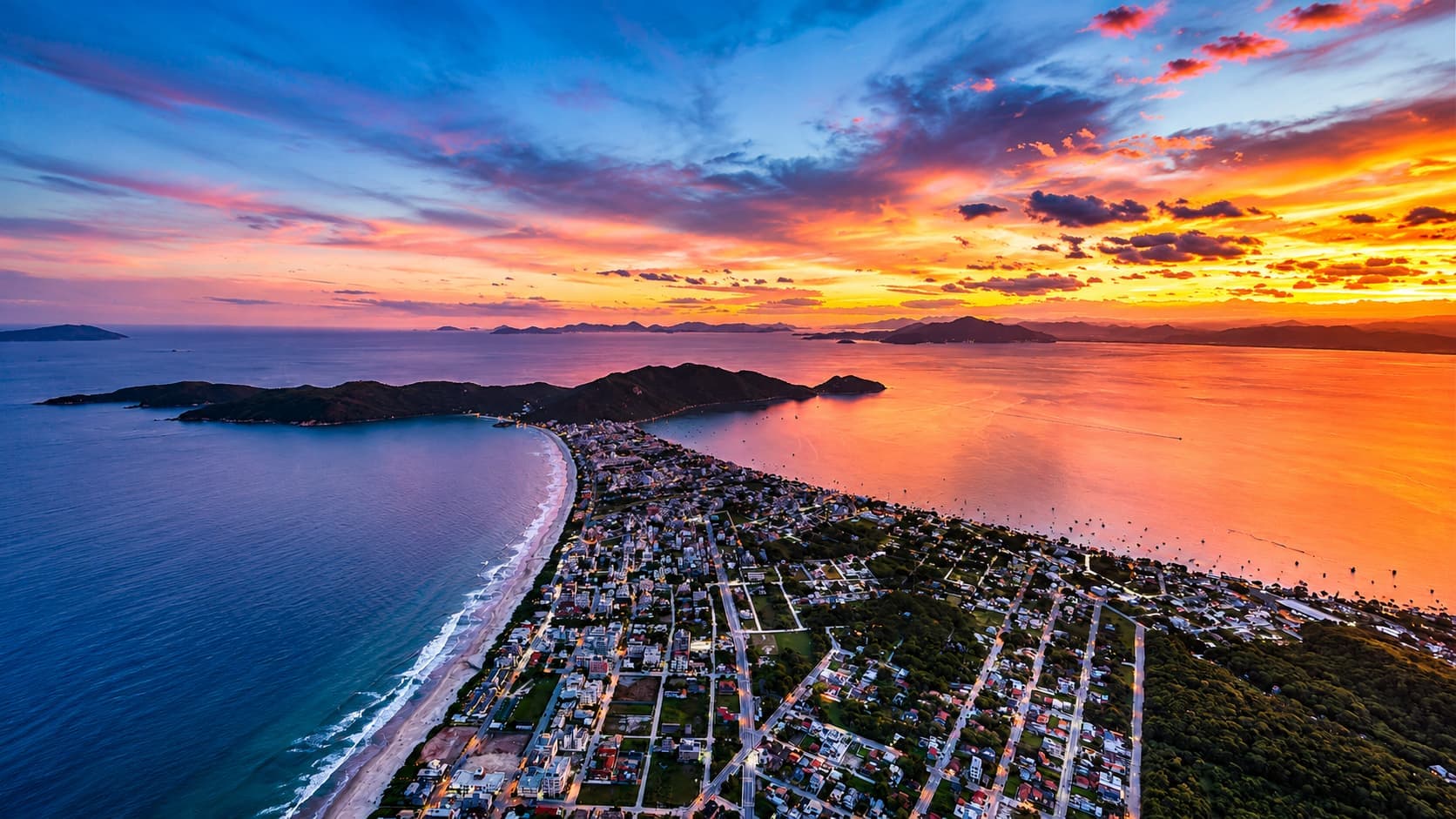 Praia e mar de Bombinhas