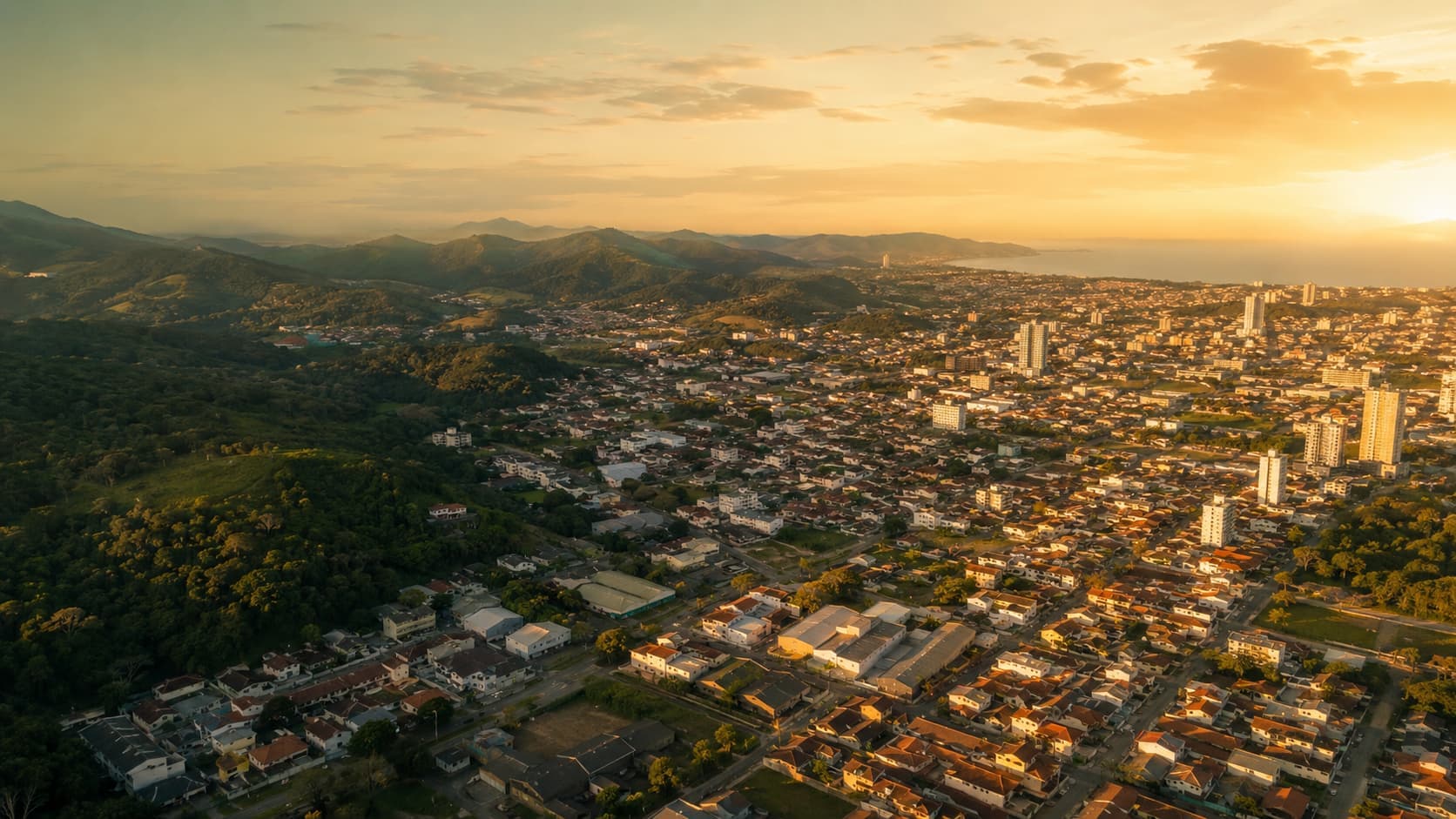 Vista aérea de Camboriú/SC com áreas residenciais e comerciais