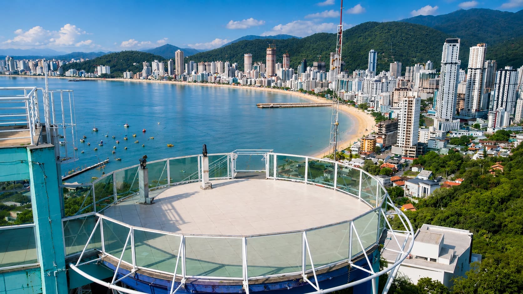 Vista da praia e prédios de Itapema