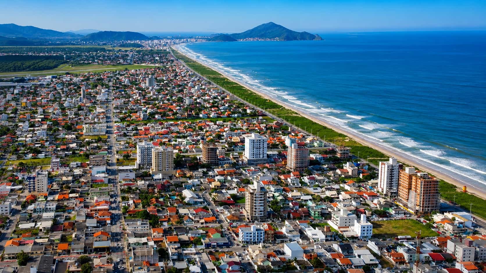 Vista de Navegantes com aeroporto e praia