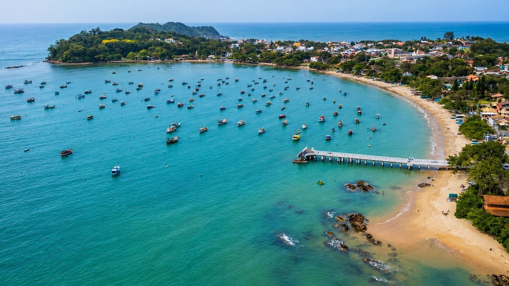 Vista de Penha com praias e parque Beto Carrero